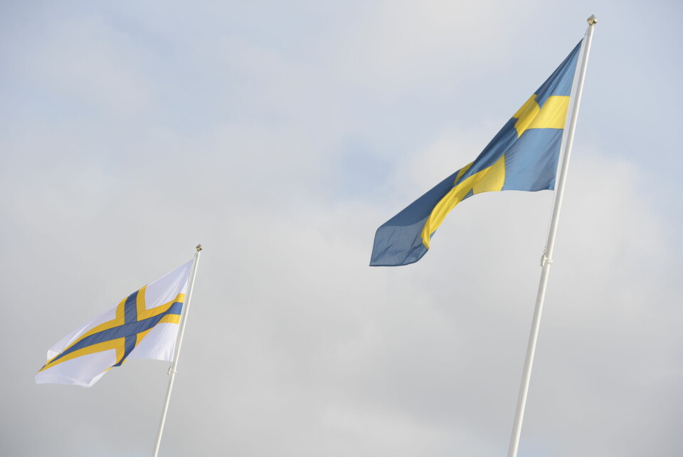 Den sverigefinska och den svenska flaggan. Den 24 februari är det sverigefinnarnas dag.