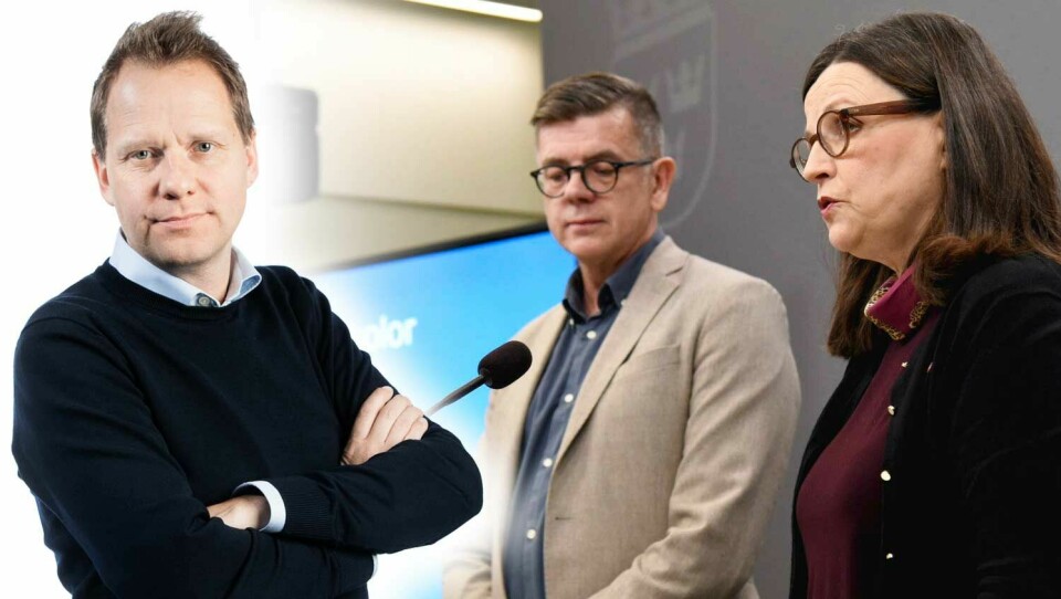 Regeringens utredare Lars Arrhenius och utbildningsminister Anna Ekström (S) tar emot utredningen om konfessionella inslag i skolväsendet under en pressträff i Rosenbad i Stockholm.