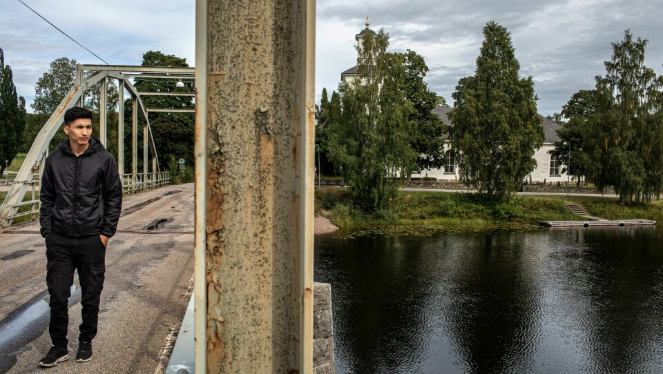 För andra gången söker nu Mohammad Ahmadi tryggheten i ett annat land. Han lämnar Hälsingland och Sverige för att ta sig till Frankrike. Flera tusen, det exakta antalet är okänt, har gjort samma resa sedan 2017.