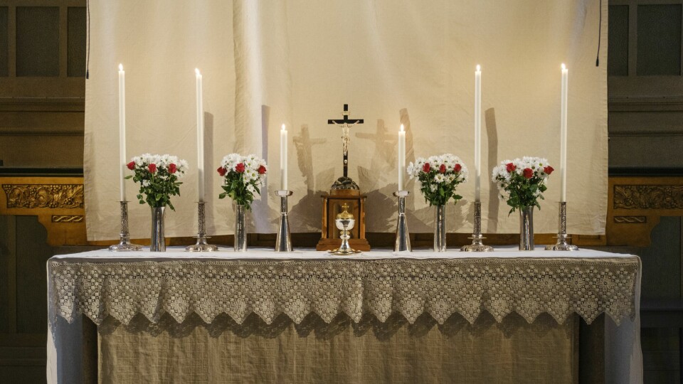 I Bibeln instiftar Jesus den första nattvarden på skärtorsdagen. Det gör han i närvaro av sina tolv lärljungar. Tolv röda rosor, en symbol för de tolv apostlarna, står i ett hav av vita blommor på altaret i Strängnäs domkyrka. Altare på skärtorsdagen. Buketter med röda och vita blommor. Sex ljus.