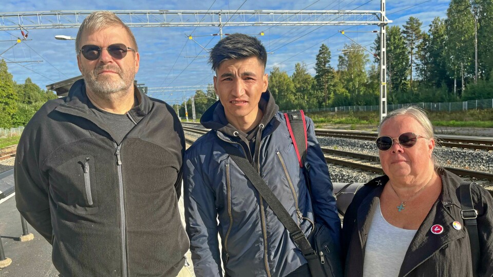 Mohammed med sina svenska föräldrar Weit Svensson och Eva Blomberg Svensson på perrongen inför resan. 'Bryta ihop får vi göra när han har åkt, säger Eva,