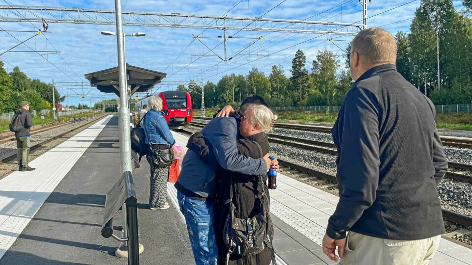 När tåget närmar sig går det inte längre att hålla tillbaka tårarna.