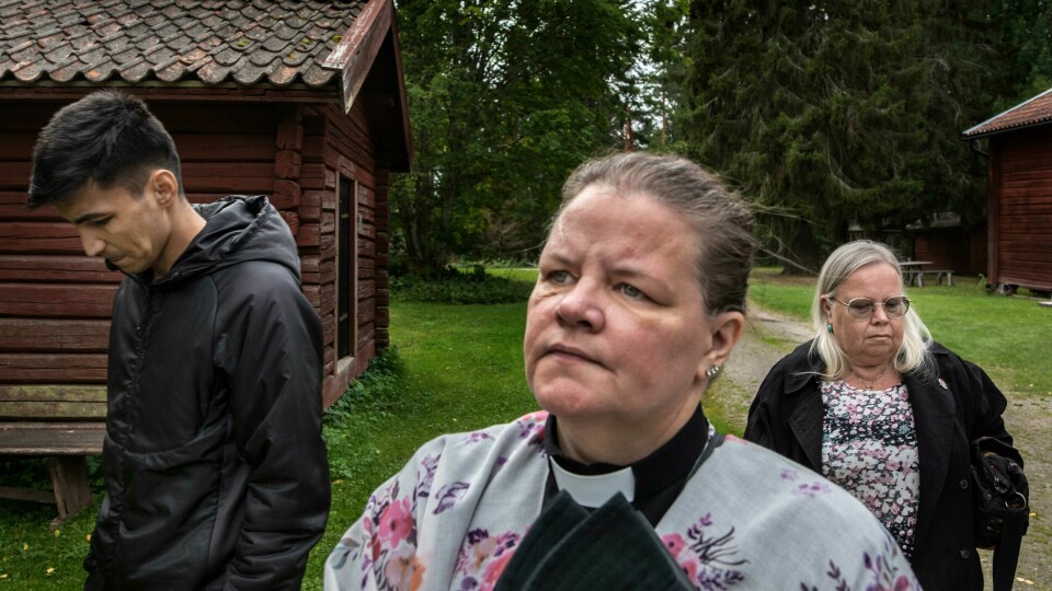 Sista kvällen blir stillsam tillsammans med Josefin Forsberg, komminister i Hanebo-Segersta församling och den som döpte Mohammad i november 2021. Mohammad ville inte ha någon stor avskedsfest.