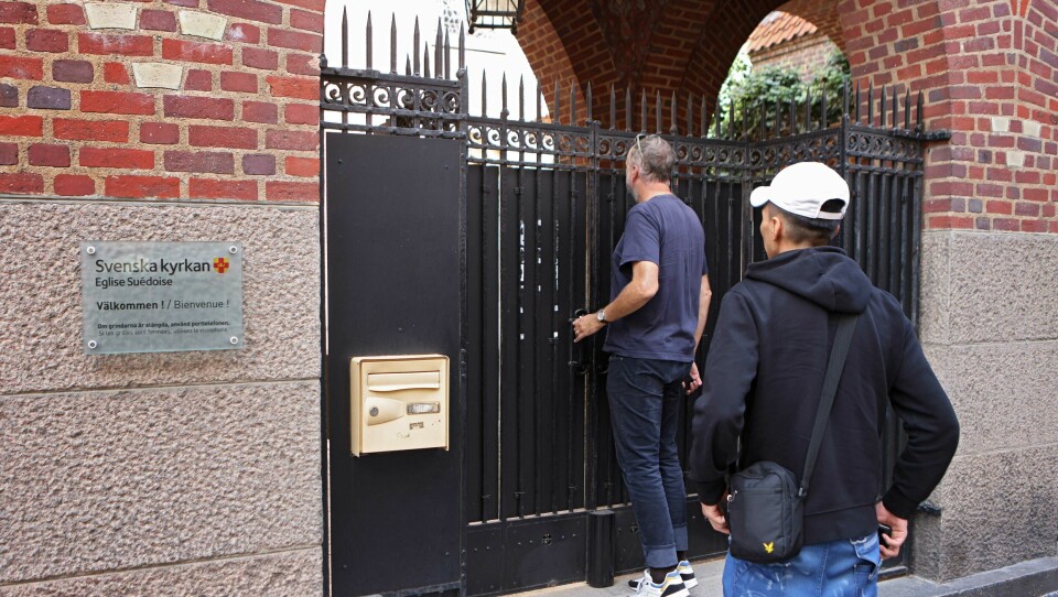 Svenska kyrkan i Paris tvingades 2019 att förändra det diakonala arbetet med flyktingarna, bland annat på grund av fransk lagstiftning. Församlingen hade inte heller resurser att göra sina insatser permanenta.