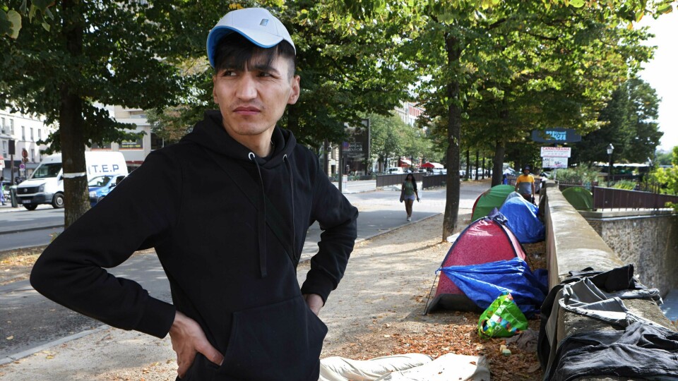 En grusig remsa intill en boulevard där några tält står på rad blir Mohammads hem tillsvidare i Paris. Vad som händer härnäst är osäkert. Men nu är han i alla fall långt borta från det svenska utvisningsbeslutet.