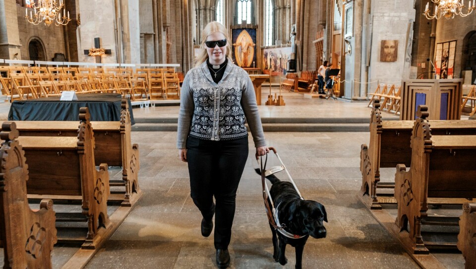 Ida Karolina Andrae, nyvigd präst med tjänst i Linköpings domkyrkoförsamling, tillsammans med sin ledhund Ona.