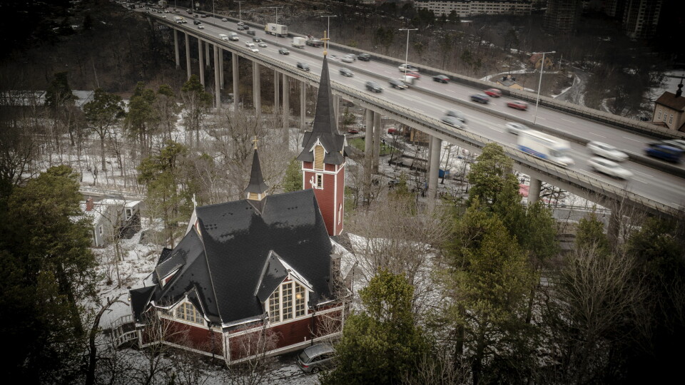 S:t Sigfrids kyrka ligger strategiskt nära Essingeleden.