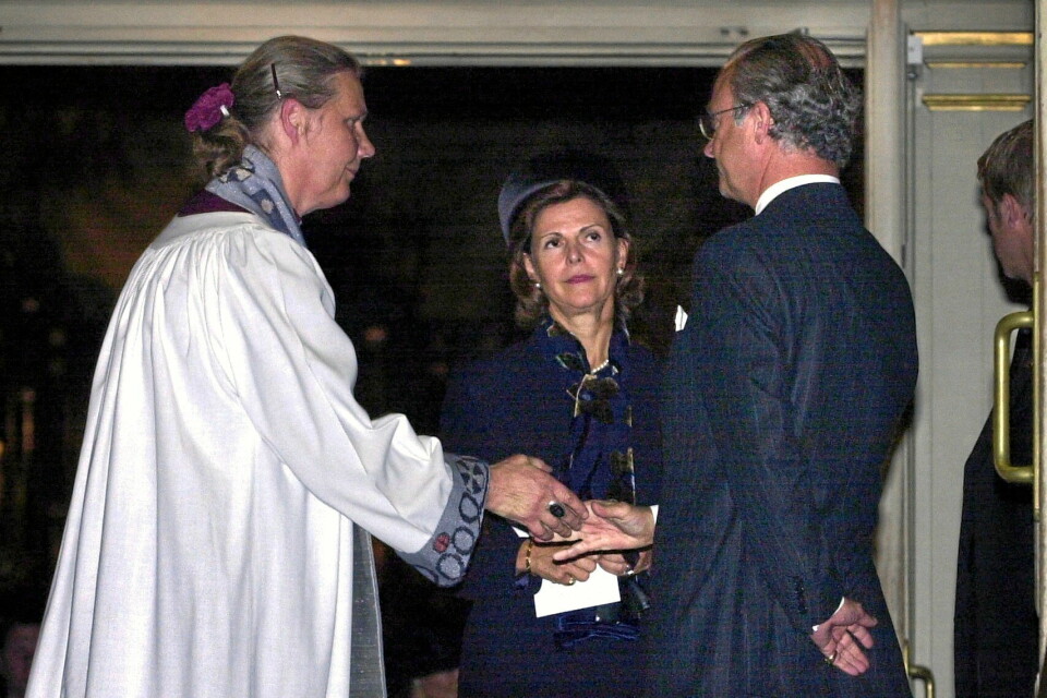 Förbönsgudstjänst i Storkyrkan i Stockholm 2001 med anledning av terrorattentaten i USA.Kung Carl XVI Gustaf och drottning Silvia tackar biskop Caroline Krook efter gudstjänsten.