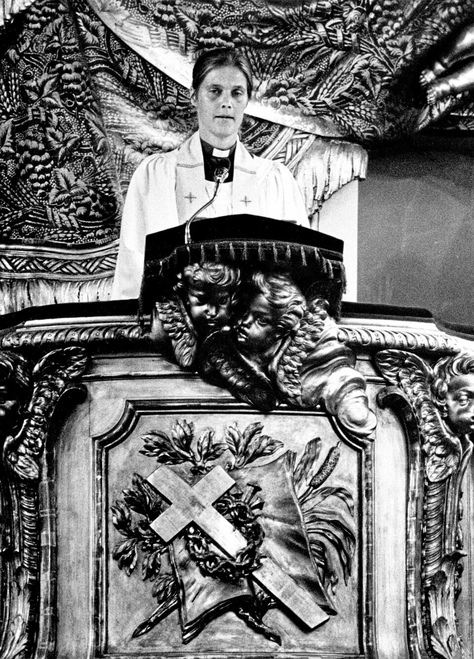 Kyrkoadjunkt Caroline Krook predikar i predikstolen i S:a Clara kyrka vid gudstjänsten inför riksmötets öppnande 1980.
