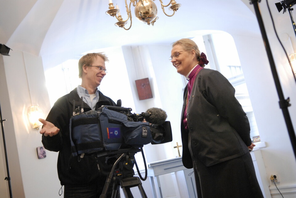 Johannes Söderberg spelar in helgsmålsbön med biskop Caroline Krook.