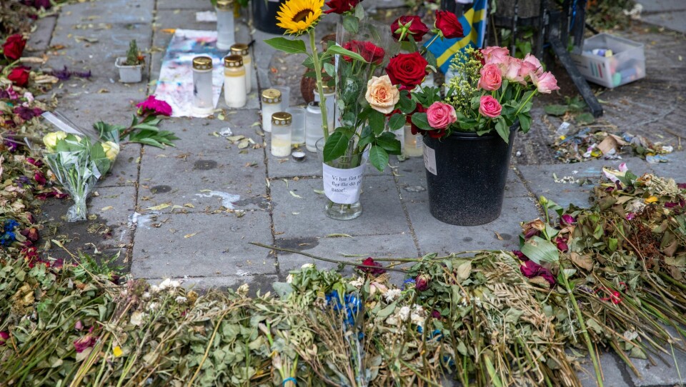 Minnesplats efter skjutningen i Farsta centrum i somras