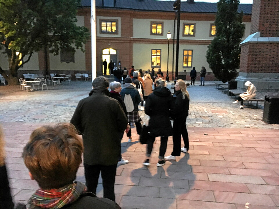 Strax innan stängning var kön till vallokalen vid Uppsala domkyrka lång. Foto Kristoffer Morén