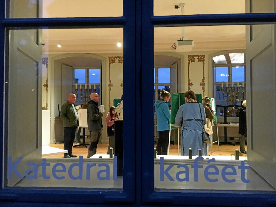 Högt tryck i vallokalen. Frusna väljare lämnar sina röster strax innan röstningen avslutas.