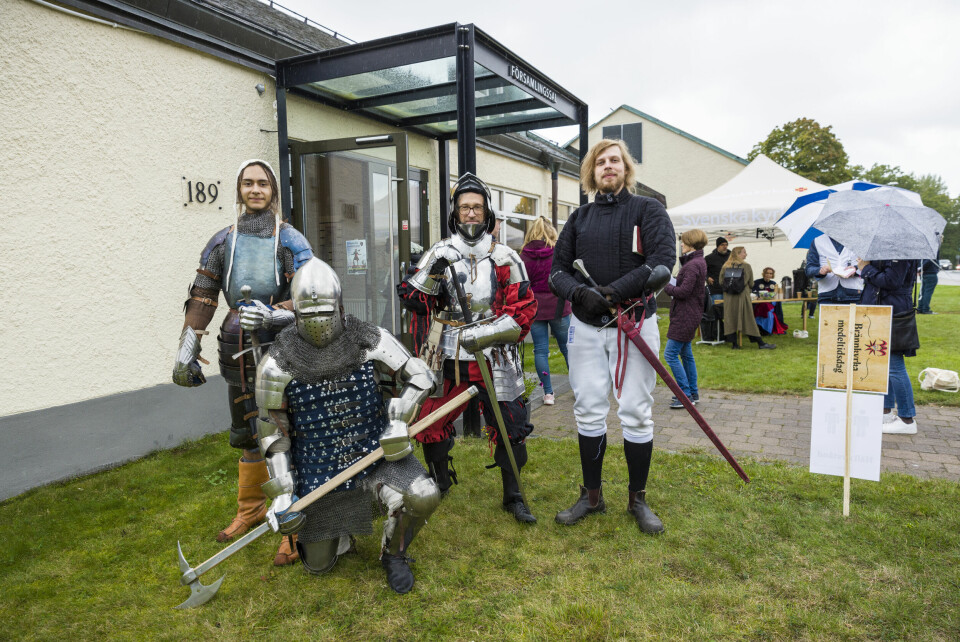 Riddare och lekar lockade människor till vallokalen i Brännkyrka.