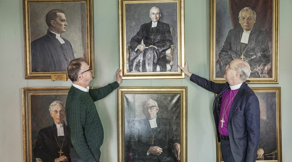 På 50-talet avsattes biskop Dick Helander. Biskop Johan Dahlman visar hans barnbarn Bertil Helander porträttet som har målats.
