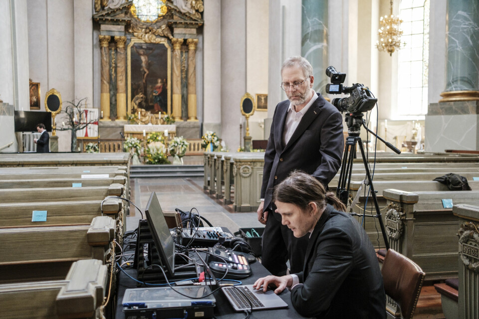 Under corona sändes många begravningar live så att även de anhöriga som ej kunde vara på plats, kunde ta del av begravingsgudstjänsten. livesänd begravning under corona i hedvig eleonora kyrka stockholm