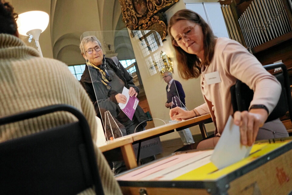 Siv Ericsson lägger sin röst i Kungsholms kyrka.
