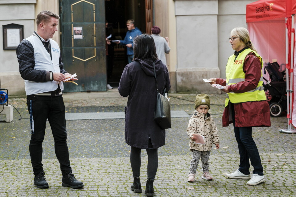 Företrädare för momineringsgrupper delar ut valsedlar vid Kungsholms kyrka.