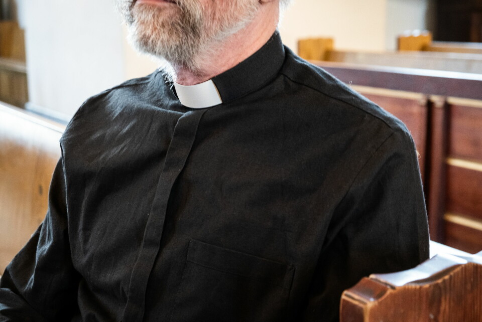 Avgragning av präst , avkraga präst i kyrka. stress, stressad präst