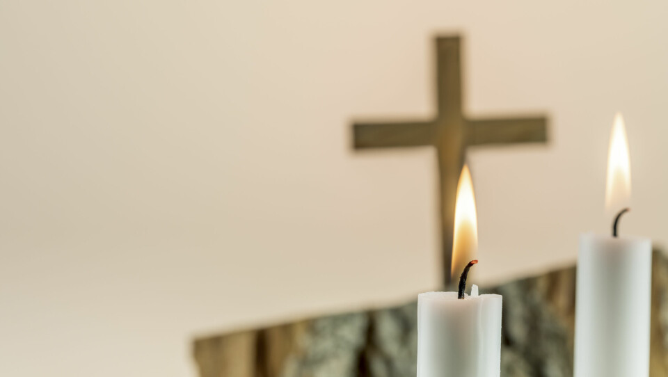 Är det verkligen kyrkans kallelse att förkunna 'hopp'? Två brinnande ljus, ett kors