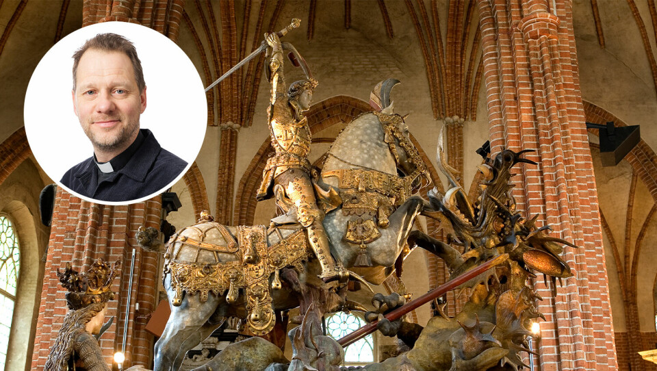 Statyn Sankt Göran och Draken lockar besökare till Storkyrkan i Stockholm.