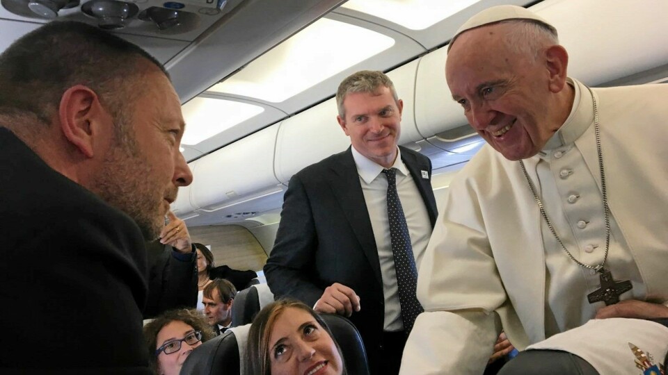 Under sina tio år som påve har Franciskus hunnit hälsa på många personer. Här skakar han hand med Kyrkans Tidnings nyhetschef Kristoffer Morén i samband med besöket i Lund och Malmö vid högtidlighållandet av reformationen, 2016. Påve Franciskus
