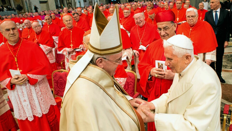 Påve Franciskus tillsammans med Benedictus XVI som han efterträdde. Påve Franciskus