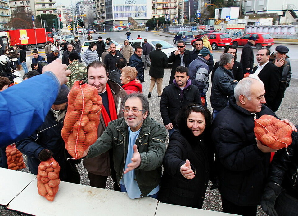 Greker i långa köer till soppkök