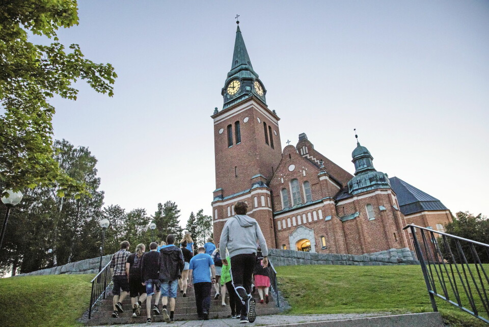 Bild från Svenska kyrkans ungas riksårsmöte för några år sedan. Deltagarna på väg till kvällsgudstjänst i Örnsköldsviks kyrka.