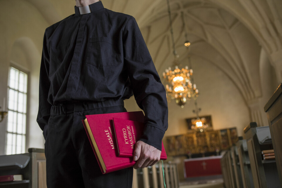 Det vore önskvärt att man utredde anställningsformerna för samtliga inom vigningstjänsten. Den episkopala linjen gäller alla vigda, inte bara kyrkoherdarna.