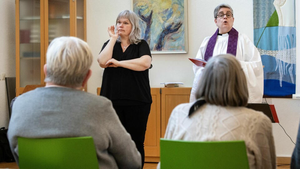 Veronica De Reuver tolkar nattvardspoesi. Teckenspråk