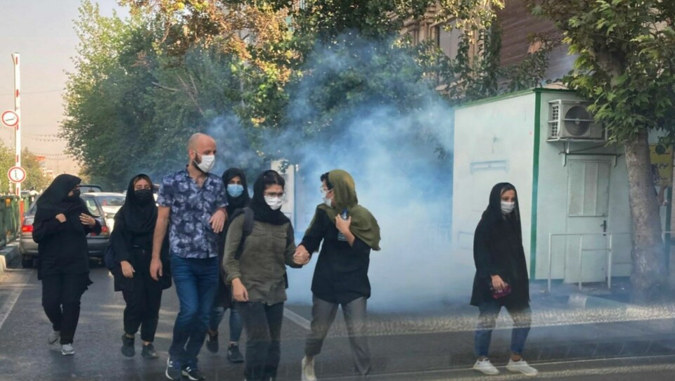 Bilderna som kommer ut från Irans protester är få. På bilden syns tårgas i luften utanför Teherans universitet den 1 oktober. protesterna i Iran