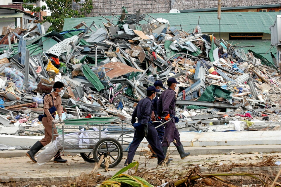 Efter katastrofen följde ett år av fortsatt arbete med tsunamirelaterade insatser. Hemsändningar av avlidna, besöksresor för anhöriga, hjälpverksamhet för drabbade thailändare, minnesgudstjänster…