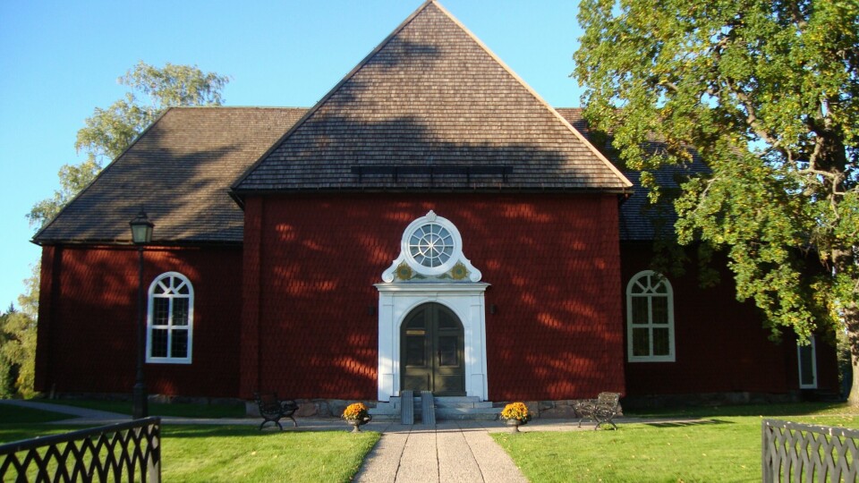 Den nuvarande korsformade kyrkan i Sundborns är från 1755. Carl Larsson har präglat kyrkan vid en upprustning 1905, då han färgsatte och dekorerade hela kyrkan.