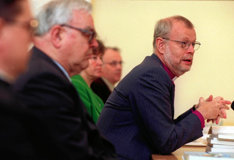 Kyrkoordningen presenteras 1998 av ärkebiskop KG Hammar, bakom honom Thomas Söderberg, Carl Gustav von Ehernheim, Britt Louise Agrell och Torgny Larsson.
