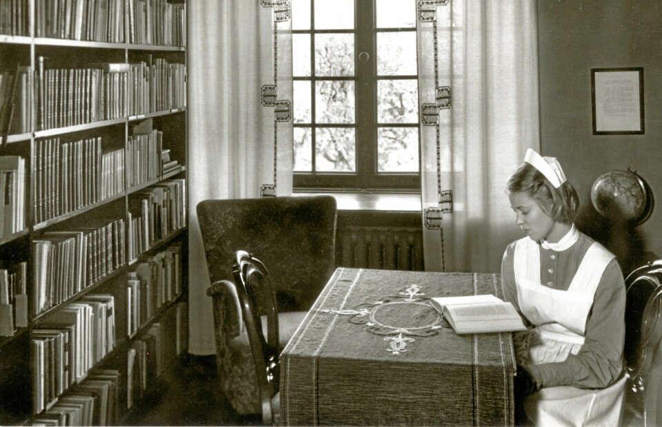 Konstruktionen med moderhus där man bodde, utbildades och följde vissa regler som till exempel lydnad och att förbli ogift byttes ut mot en systergemenskap 1969.