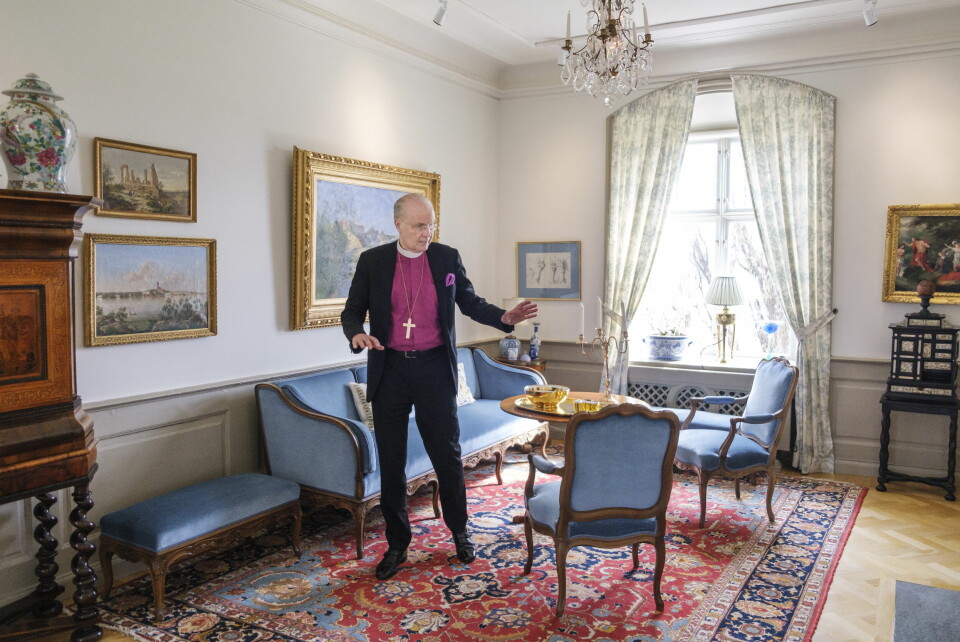 Varje föremål, möbel, tavla och textil, har en historia att berätta i Strängnäs biskopsgård.