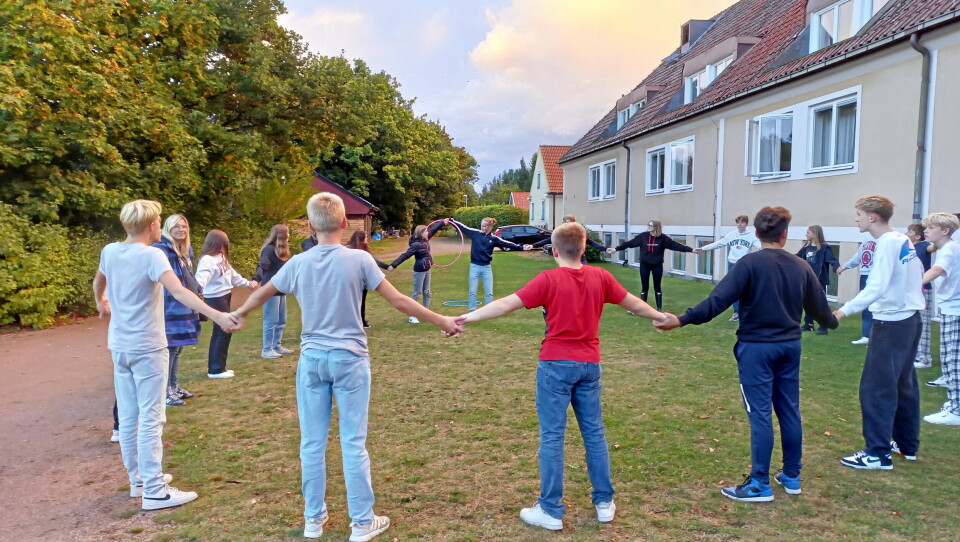 Konfirmanderna 'flyttar rockring'.