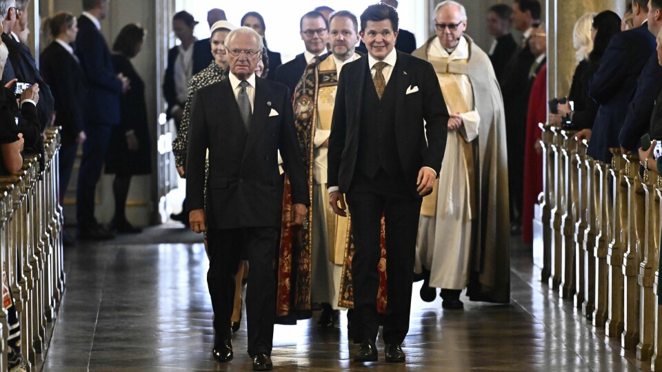 Kungen gick in i Storkyrkan först tillsammans med riksdagens talman Andreas Norlén. Domprost Jonas Eek följde med drottning Silvia. Därefter gick domkyrkokaplan Ulf Lindgren med kronprinsessparet.