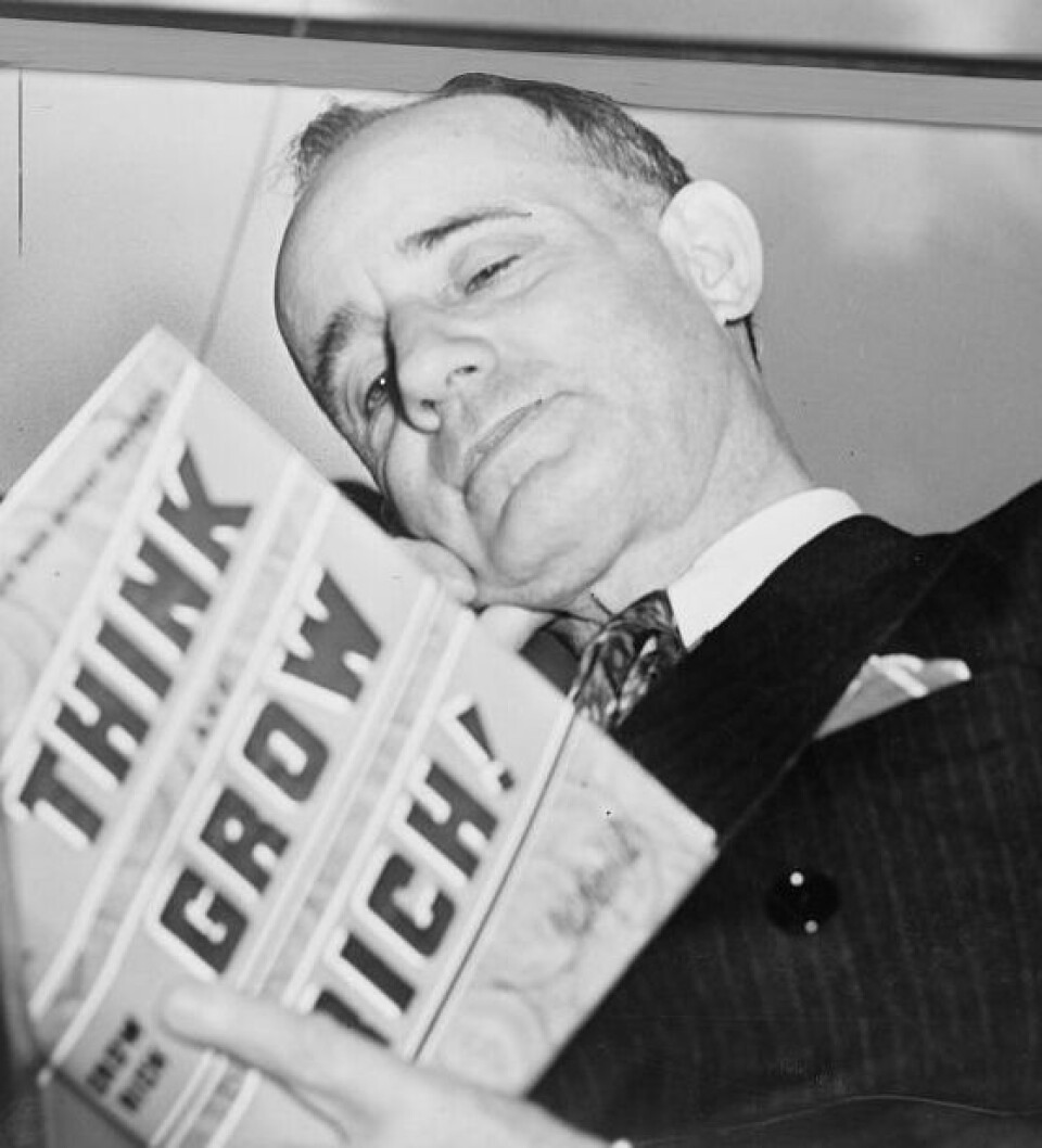 Napoleon Hill med sin epokgörande bok i handen.