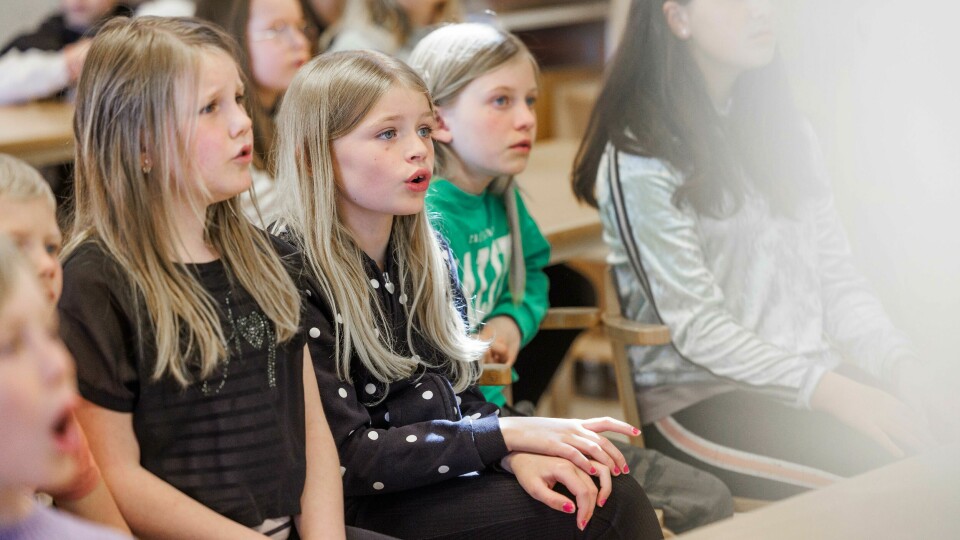 Sång igång är ett icke-konfessionellt projekt och förankrat i läroplanen för grundskolan där det dock står att barnen ska lära sig psalmer.