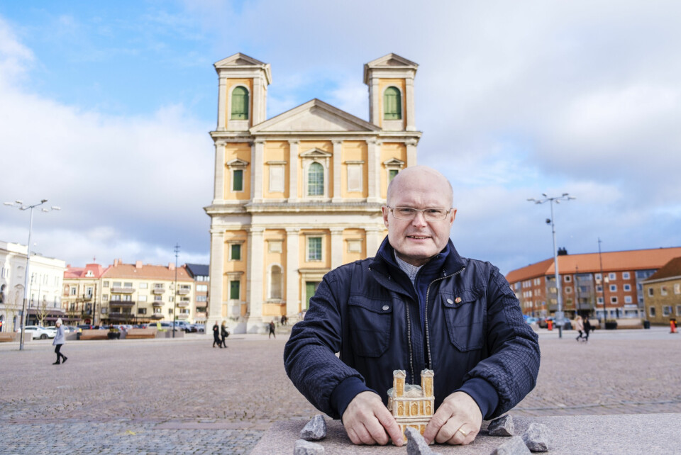 Anders Bergström har skapat en taktil kyrkovandring för synnedsatta. Med hjälp av en modell av Fredrikskyrkan ges en uppfattning om hur kyrkan ser ut.