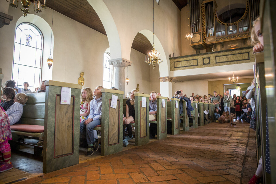 Men vad är poängen med att ha skolavslutningar i kyrkorummet om det är så att prästen enbart är välkommen att uttrycka sig religionsneutralt? Bilden från en skolavslutning i Boo kyrka.