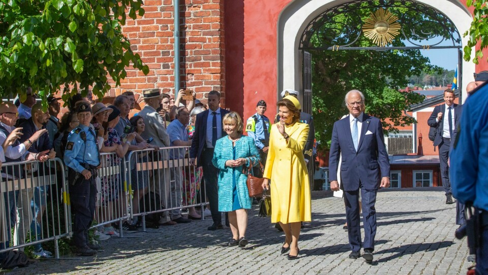 I strålande sol anlände kungaparet tillsammans med landshövding Beatrice Ask till högtidssammankomsten.