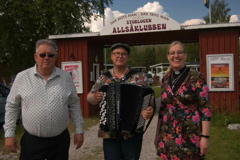 Musikerna Lennart Johansson och Jörgen Wennström tillsammans med kyrkoherden Katarina Brandlöv-Rönnbäck vid logens entre.