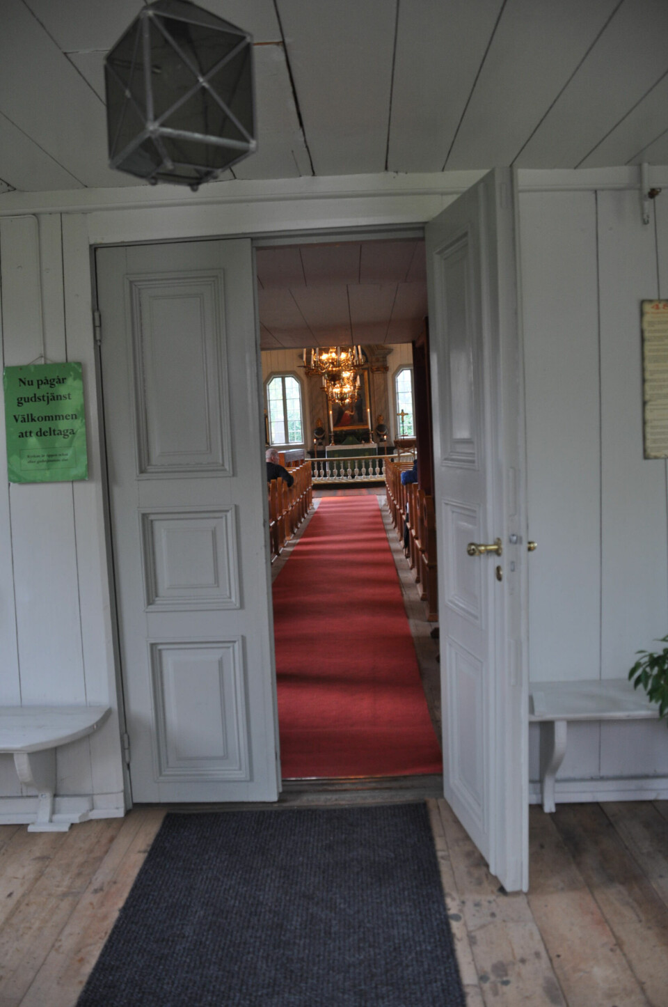 Territorialförsamlingsprincipen utmanas. Men principer måste få vika för något mycket viktigare för att inte låta kyrkan dö på landsbygd och mindre städer och samhällen, menar debattören.