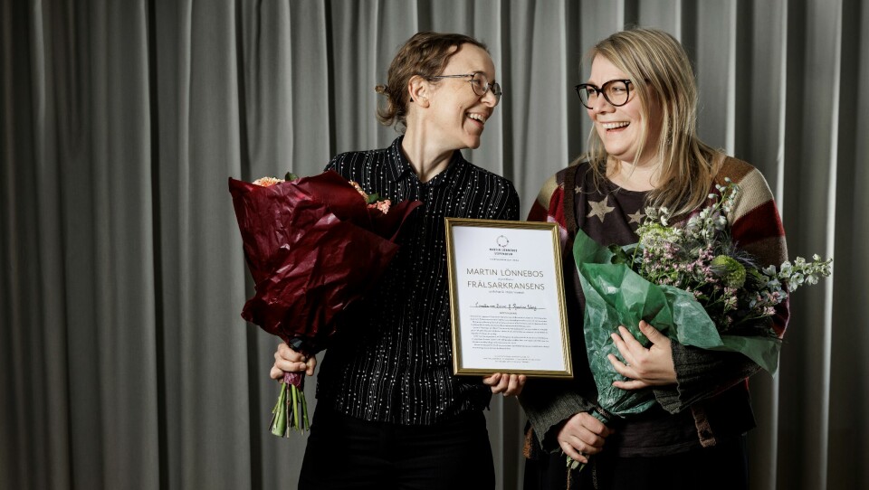 På Karolina Isbergs psykologmottagning i Gamla stan i Stockholm tar årets Frälsarkransstipendiater emot Kyrkans Tidning som uppvaktar med diplom och blommor. Karolina Isberg och Camilla von Below