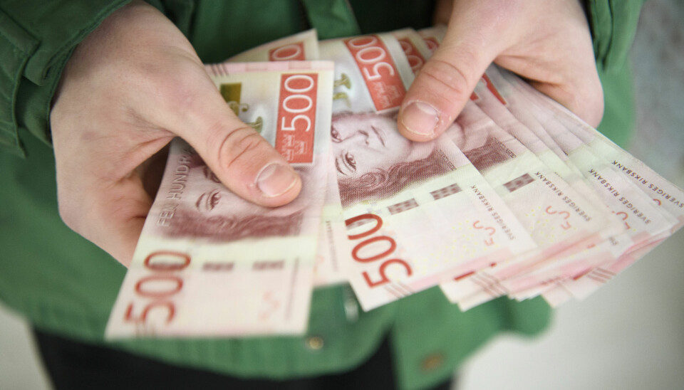 Utjämningssystemet behöver ses över, anser debattörerna. En bunt med 500-kronorssedlar