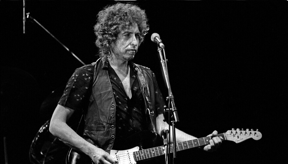 Bob Dylan ger konsert 1981. Nu är han snart i Stockholm igen. Den 18 oktober spelar han i Stockholm. Foto: Ann Dahl / NTB Drammen 19810710 Artisten Bob Dylan holder konsert i Drammenshallen. Dylan alene på scenen, med gitar.Foto: Ann Dahl / NTB / NTB