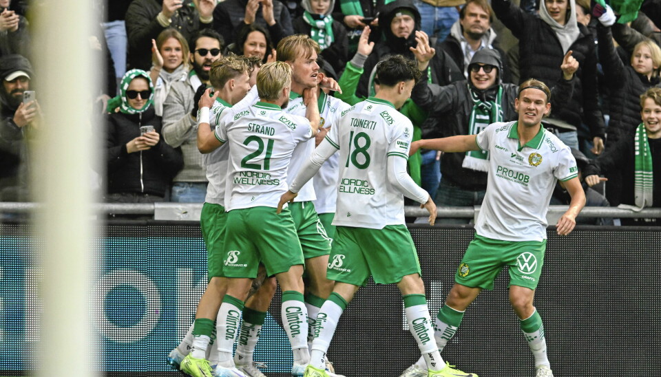 Hammarby är det raster som läggs över allt i Fredrik Heidings bok om fotboll och Gud. För recensenten blir det lite för mycket av just det laget. Här ses Victor Eriksson kramas om efter ett mål i våras. Motståndarlaget den matchen var Sirius. STOCKHOLM, SVERIGE 20250514Hammarbys Victor Eriksson kramas om av lagkamraterna efter sitt kvitteringsmål 1-1 med lagkamraterna under onsdagens fotbollsmatch i allsvenskan mellan Hammarby IF och IK Sirius FK på 3 arena.Foto: Oscar Olsson / TT / Kod 12046
Alt text